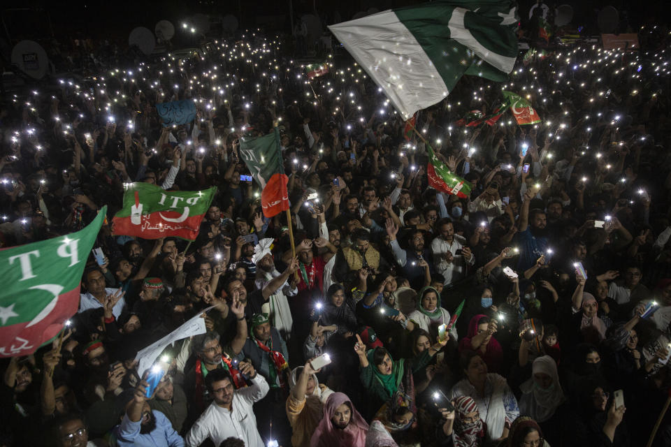 Simpatizantes del Movimiento por la Justicia de Pakistán se reúnen en un mitin de apoyo al primer ministro Imran Khan, en Islamabad, Pakistán, el 4 de abril de 2022. (Saiyna Bashir/The New York Times)
