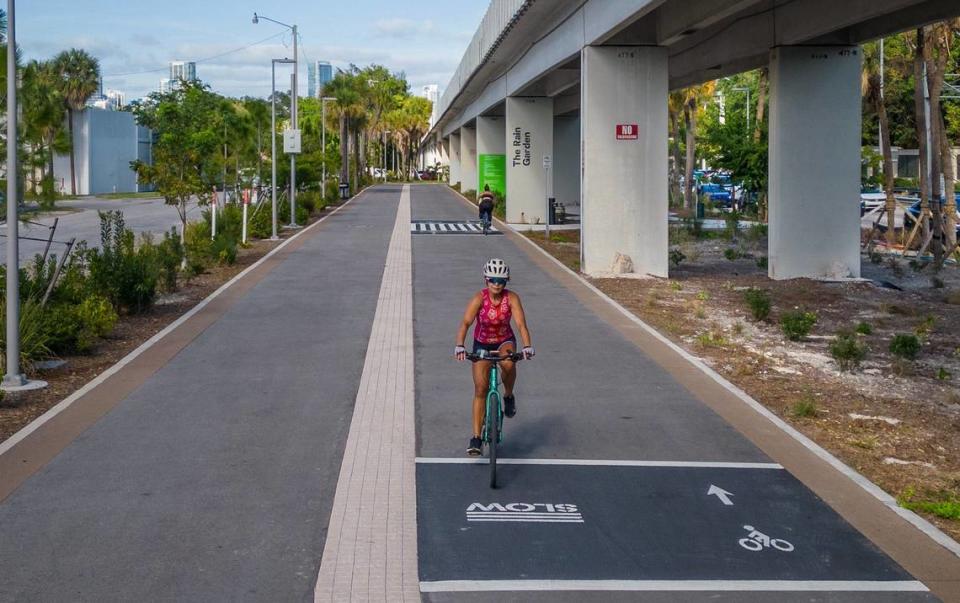 Ciclistas pasan por delante del Jardín de Lluvia en Southwest 17th Avenue y U.S. 1, en un nuevo tramo de dos millas del sendero urbano y parque lineal The Underline que se inaugura el 24 de abril.