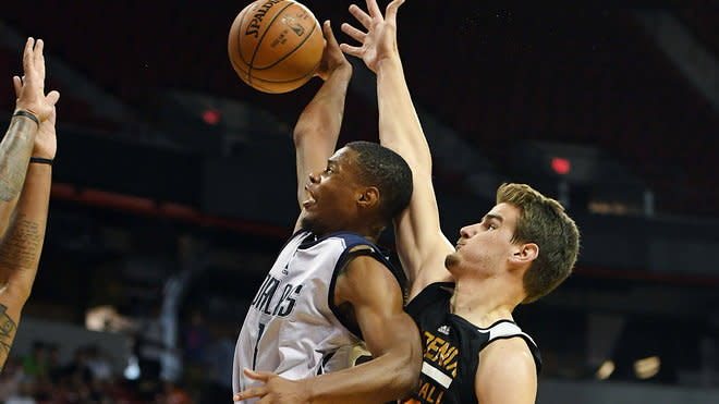 Dennis Smith Jr. (l.) war von den Phoenix Suns oft nur mit unfairen Mitteln zu stoppen