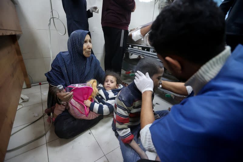 Niños palestinos heridos en un ataque israelí reciben tratamiento en el hospital Nasser de Jan Yunis, en el sur de la Franja de Gaza.