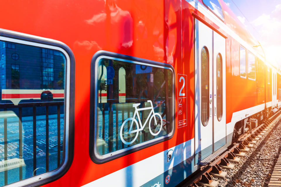 Mit dem Fahrrad in der Bahn zu verreisen ist entspannter, wenn man sich über die Regelungen im Klaren ist. (Bild: Getty Images)