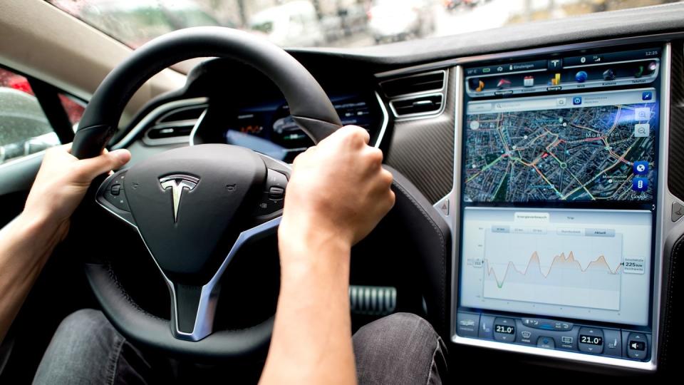 Bei der Prüfung geht es um mögliche Sicherheitsrisiken des berührungsempfindlichen Bildschirms in der Mittelkonsole von verschiedenen Tesla-Modellreihen.