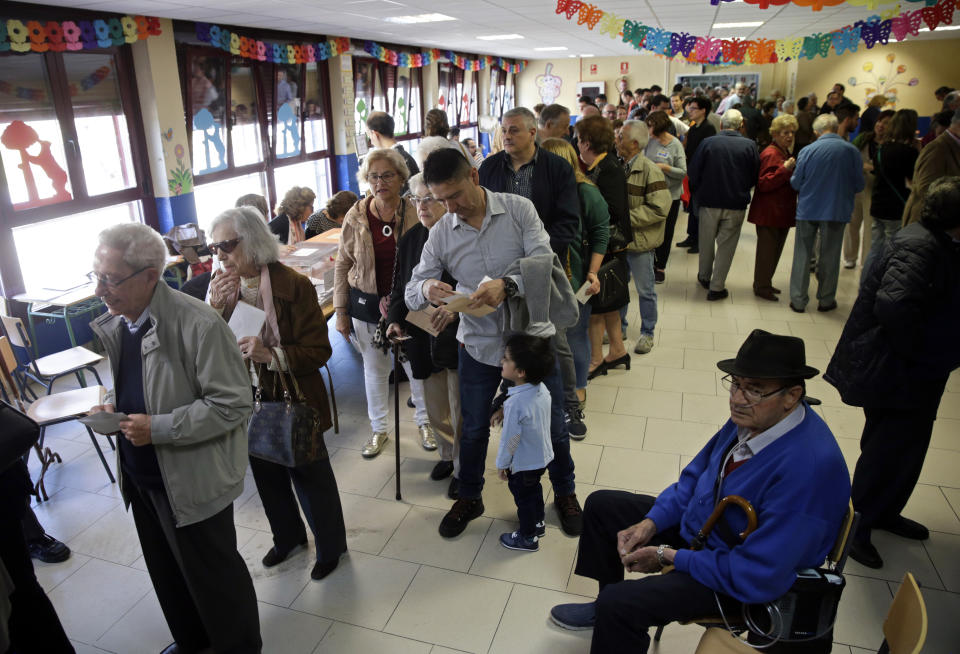 People queue to vote at a polling station for Spain's general election in Madrid, Sunday, April 28, 2019. Galvanized by the Catalan crisis, Spain's far right is set to enter Parliament for the first time in decades while the Socialist government tries to cling on to power in Spain's third election in four years. (AP Photo/Andrea Comas)