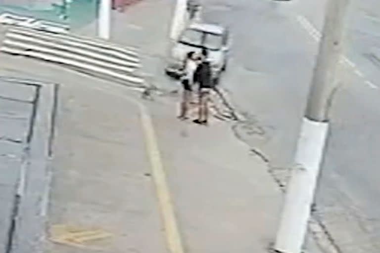 El instante previo a que la pareja brasileña sea impactada por un conductor fuera de control en San Pablo
