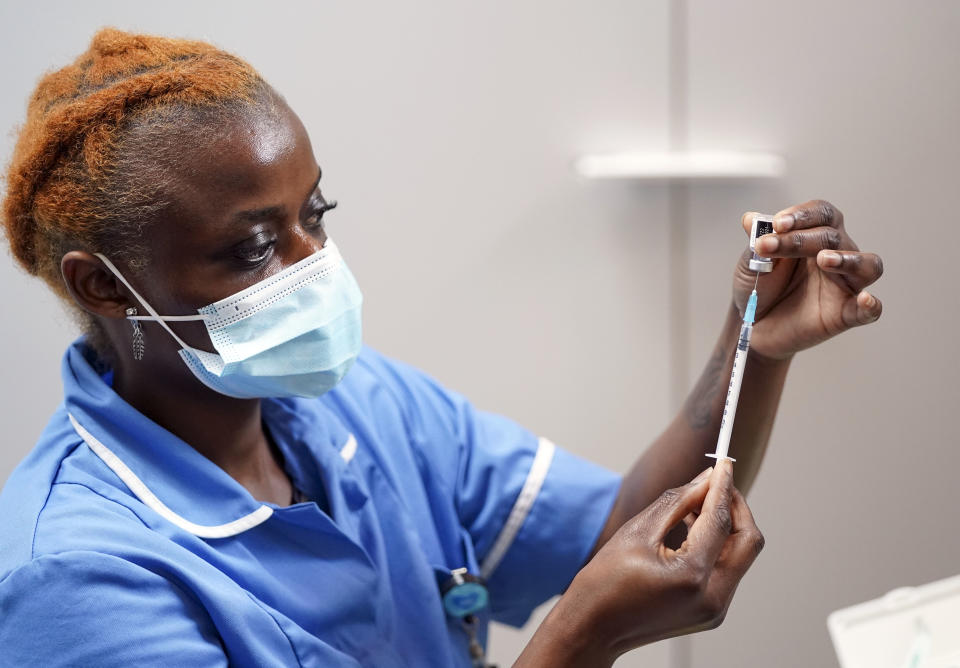 <p>Nurse Marvis Birungi prepares to give a vaccine injection in a pop-up Vaccination clinic at the Oxford Brookes University's Headington Campus in Oxford. Unvaccinated university students have been urged to get a Covid jab in freshers' week to protect themselves and their peers against the virus. Picture date: Friday September 17, 2021. (Photo by Steve Parsons/PA Images via Getty Images)</p>
