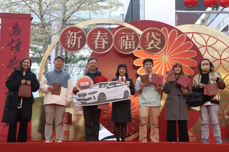 新光三越台北信義新天地今天抽出價值181萬的BMW 汽車。彭欣偉攝