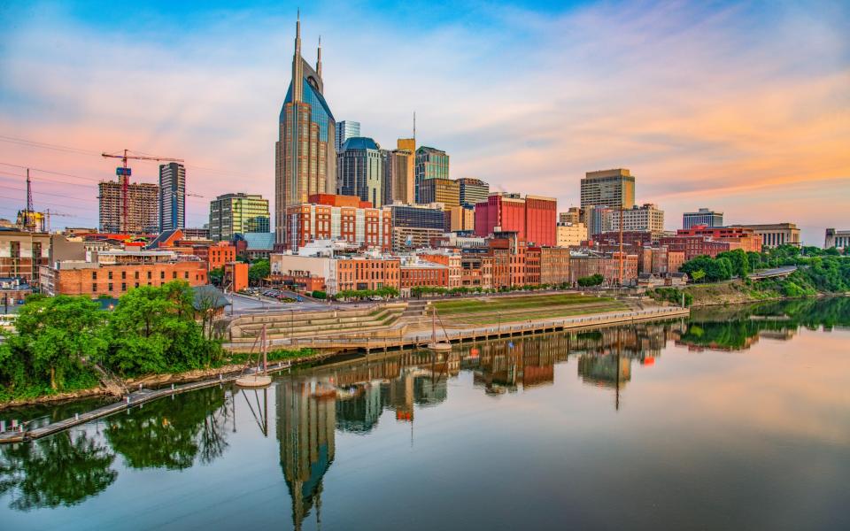 Nashville skyline with AT&T building - Kruck20/iStockphoto