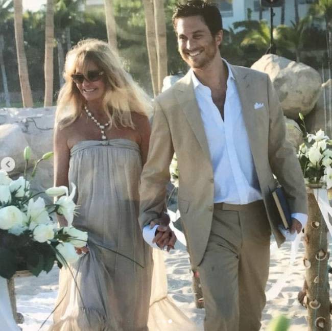 goldie-hawn-wedding-photo-beach