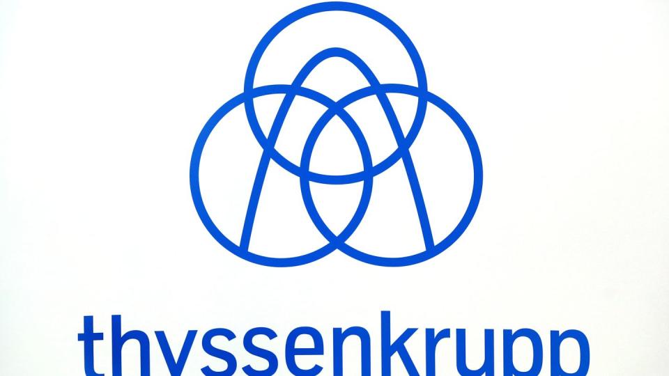 Das Thyssenkrupp-Logo. Konzern-Chefin Merz hat dem kriselnden Traditionsunternehmen eine Schrumpfkur verordnet.