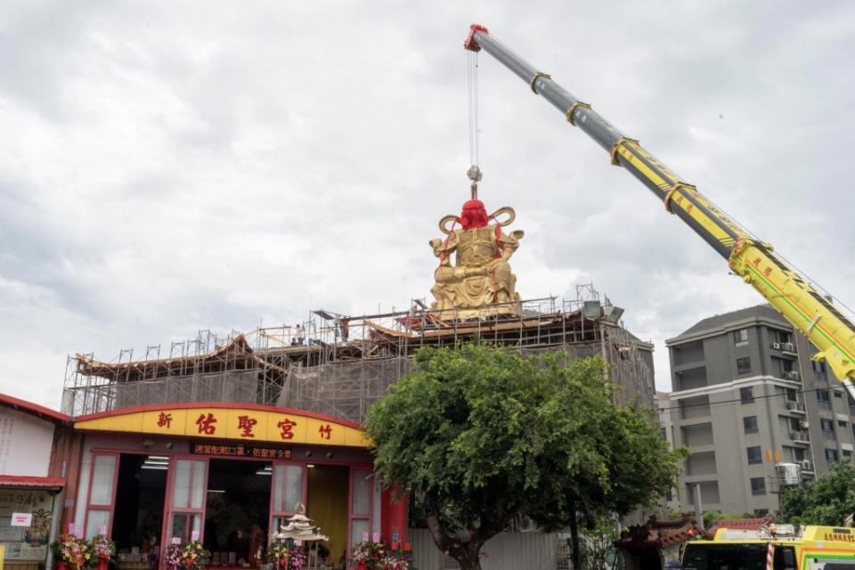 新竹市佑聖宮七日進行新廟玄天上帝聖像安裝大典，聖像淨高九點九公尺、約三十噸重，為台灣最大室內玄天上帝法像，由啟德重機拉引，恭請玄天上帝法像入廟安座。(記者曾芳蘭攝)