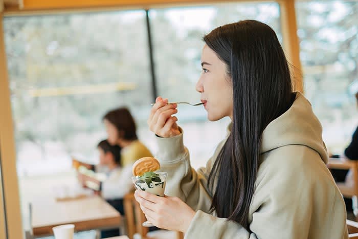 mujer japonesa comiendo