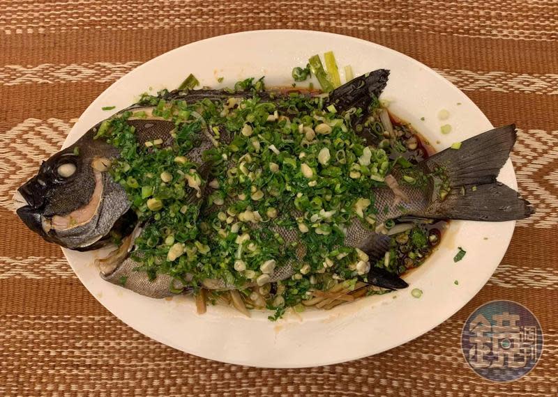 「清蒸石鯛魚」做法簡單，值得一提的是少見的石鯛魚，這是一種專以海膽為食的海魚，肉質非常鮮美甘甜。