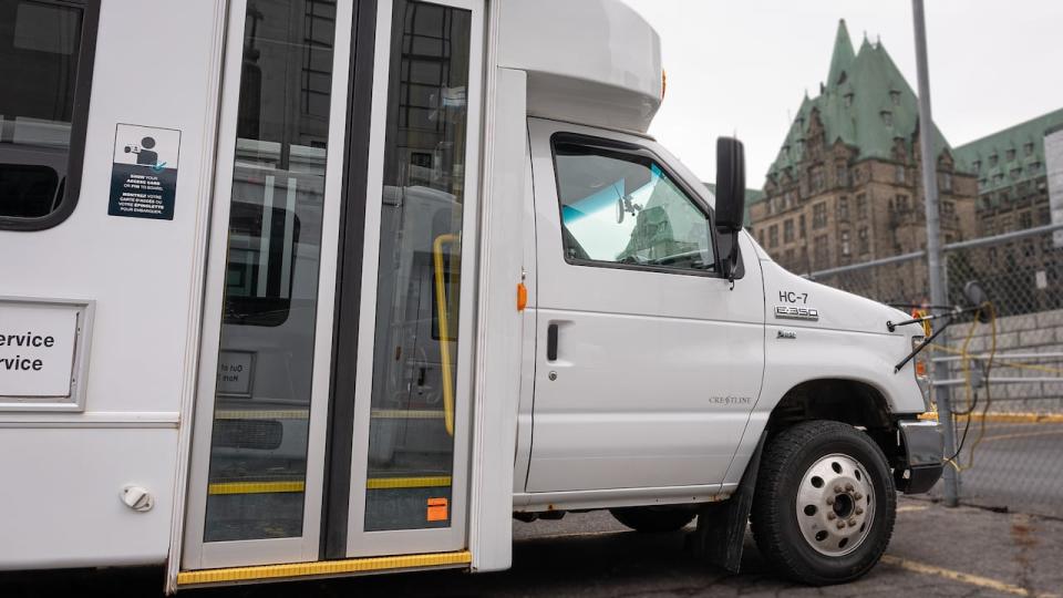 A House of Commons shuttle bus is parked in the parliamentary precinct on Jan. 3, 2023.