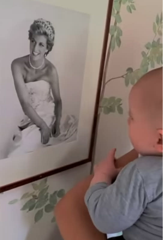 Archie ante una foto de su abuela Diana de Gales
