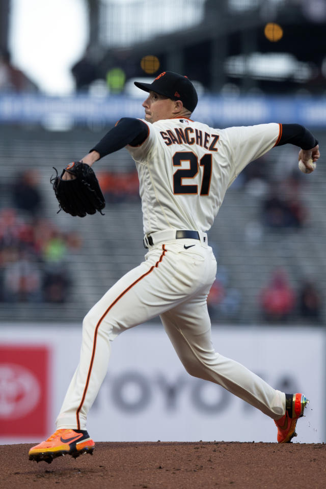 Aaron Sanchez signs with Giants