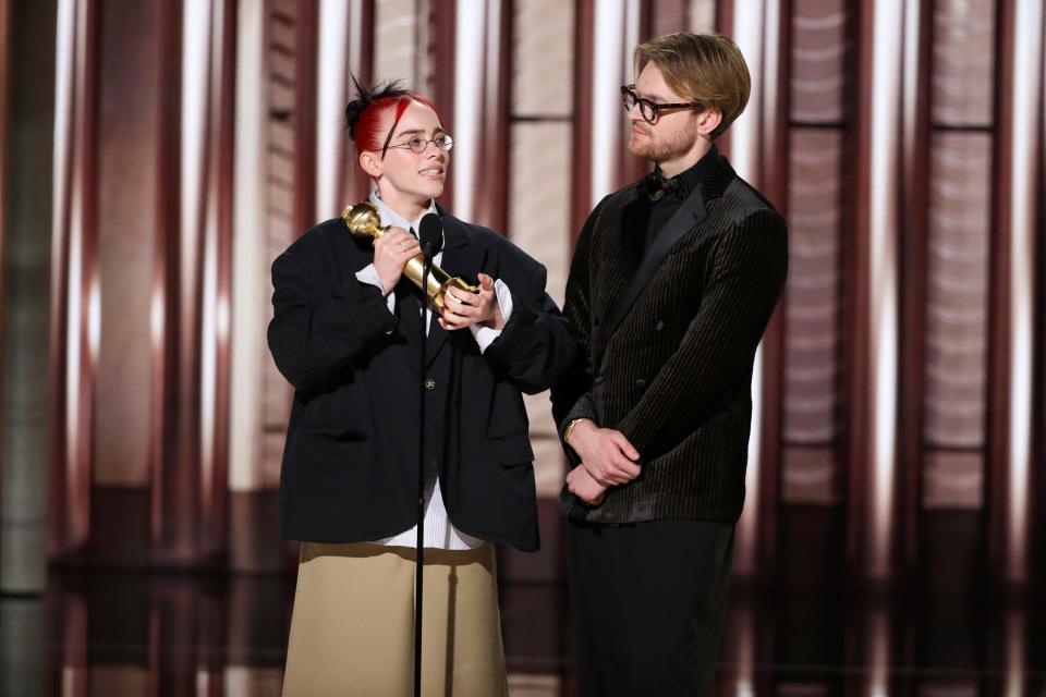 Billie Eilish O'Connell, left, and Finneas O'Connell accepting the award for best original song "What Was I Made For?" from the film "Barbie.Ó