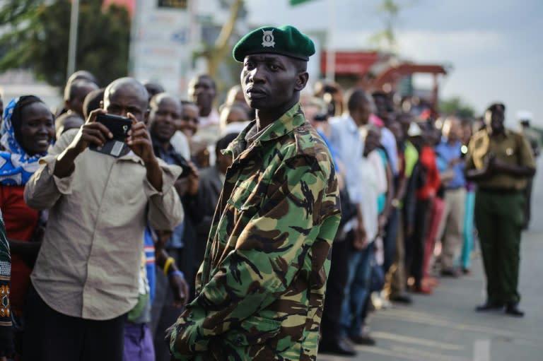 Kenyans line up to see the Pope's convoy arrive in Nairobi on November 25, 2015 at the start of his three-nation African tour