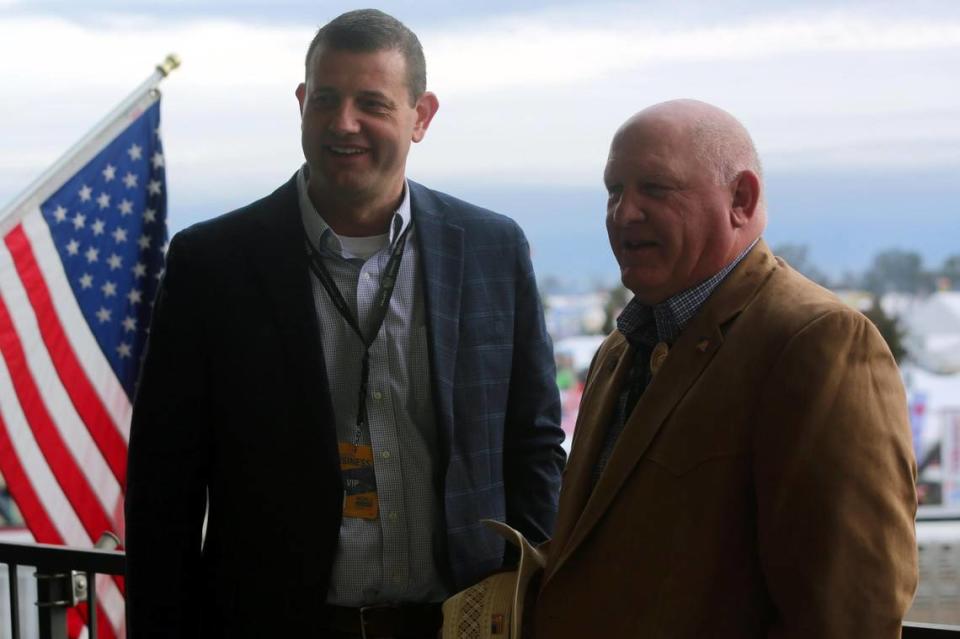 El representante David Valadao, republicano de Hanford, a la izquierda, con el presidente del Comité de Agricultura de la Cámara, Glenn 'GT' Thompson, republicano de Pennsylvania, en febrero de 2023. La contienda de Valadao a la Cámara es una moneda al aire, dicen los analistas electorales.