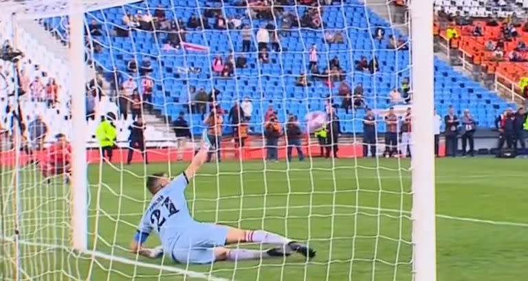 Andújar, desde el piso, contiene el penal de Giménez