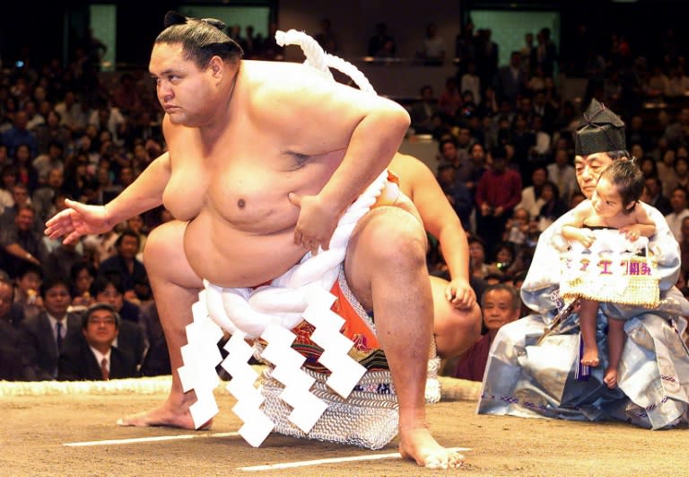 El campeón de sumo hawaiano o yokozuna Akebono, en su ceremonia de retirada, el 29 de septiembre de 2001 en Tokio (Yoshikazu Tsuno)