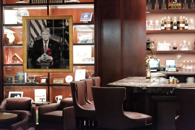 Un retrato del expresidente Donald Trump se ve en el bar de la Trump Tower en la ciudad de Nueva York (Foto de Spencer Platt/Getty Images)