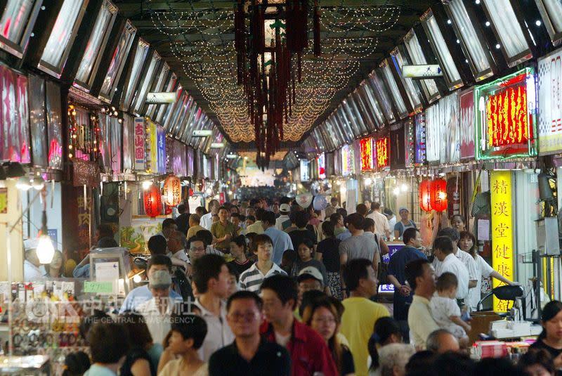 台北市華西街夜市逐漸走向凋零，如今人潮僅有鼎盛時期的2成，連觀光客數量也銳減，只有零星的日韓客拜訪。（中央社檔案照片）