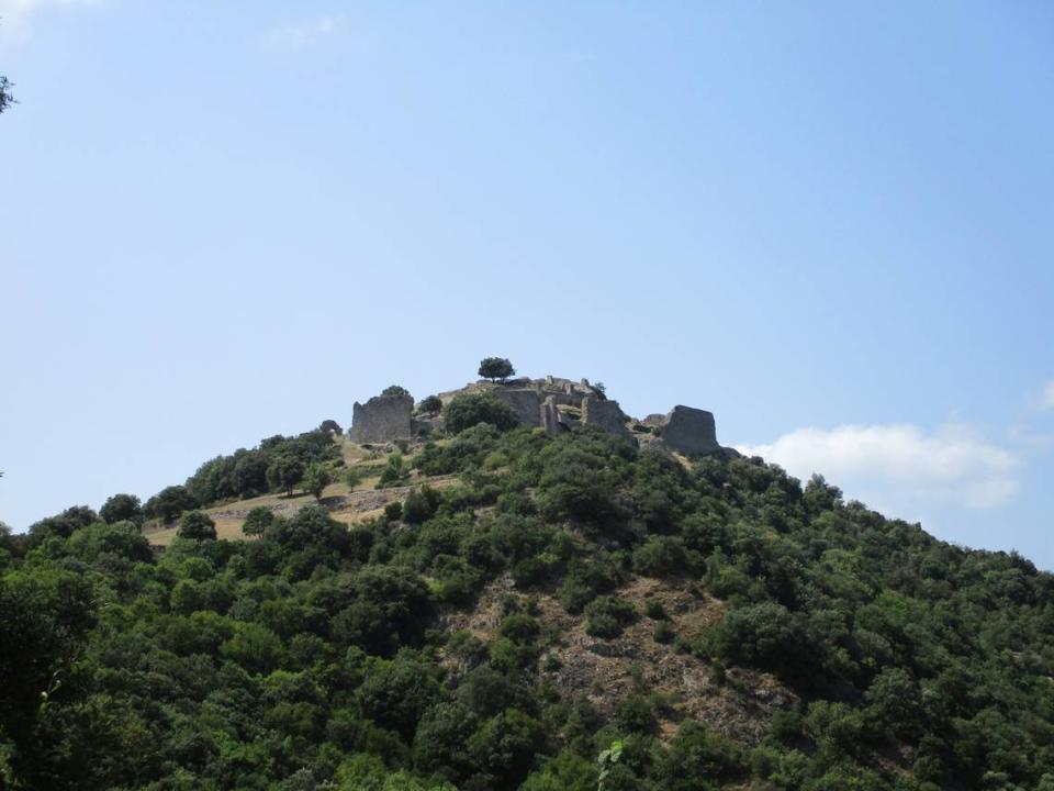 Vista de las ruinas del castillo de Termes del que solo quedan murallas y elementos que permiten imaginar su esplendor.    