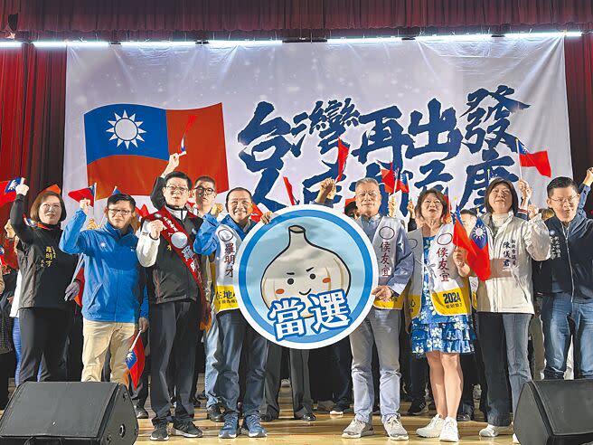 國民黨總統參選人侯友宜（左四）與新北市立委十一選區參選人羅明才（左三）2日成立聯合競選總部，黨內多位重量級人士到場力挺，侯友宜授戰旗給羅明才，盛讚羅明才是優質立委，積極替鄉親爭取預算。（高鈞麟攝）