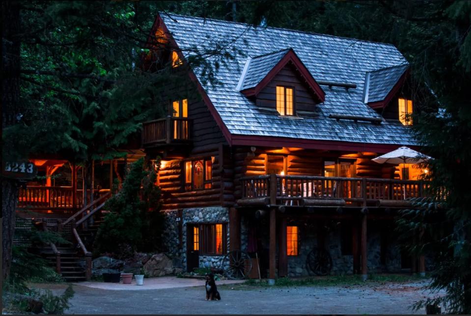 <p>With six bedrooms and 3.5 bathrooms, this classic log chalet in Whistler, B.C., is the perfect place to invite the whole family to. It can be yours for only $900/night. (Airbnb) </p>