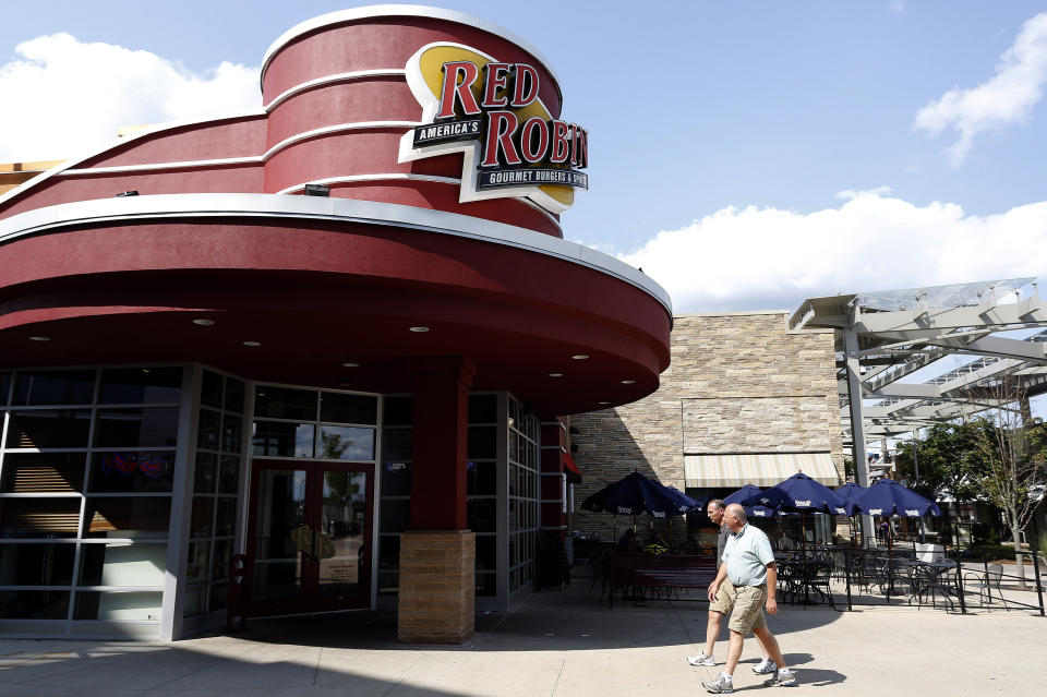 Men walk past a Red Robin restaurant in Foxboro, Massachusetts July 30, 2014.   
REUTERS/Dominick Reuter  (UNITED STATES - Tags: FOOD SOCIETY)