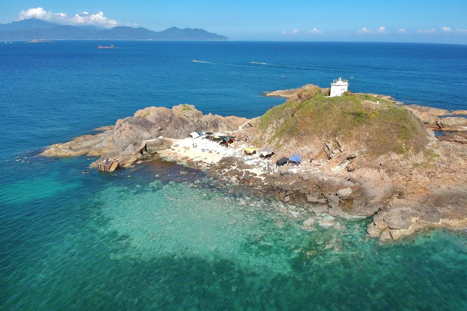 As long as it is blue sky and white clouds, the sea is very blue