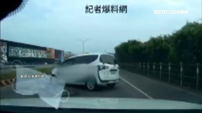 白色公務車在空中翻了一圈後又回到路中央。（圖／翻攝自記者爆料網）