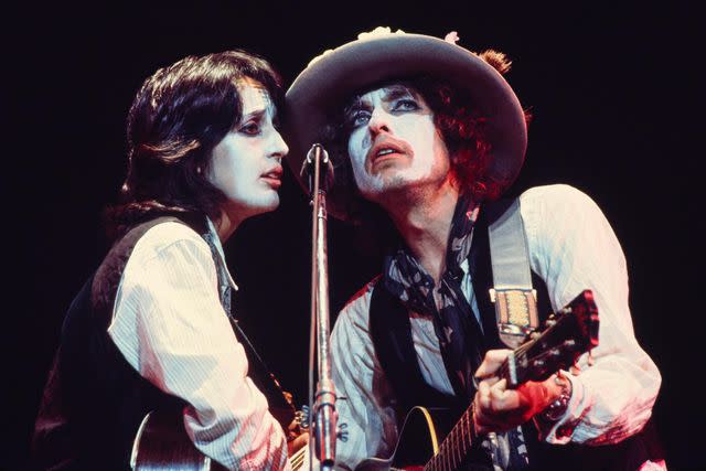 Netflix Joan Baez and Bob Dylan in 'Rolling Thunder Revue'