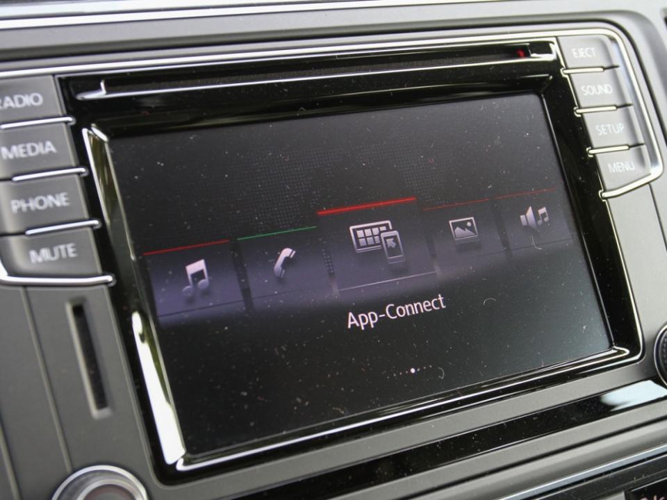 6.33吋中控螢幕，整合APP-Connect手機多媒體連結功能。
