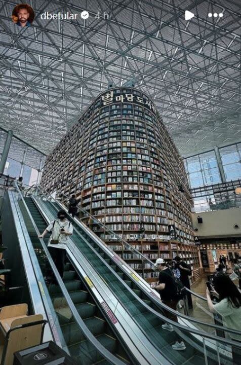 La imponente biblioteca situada en un shopping de Seúl