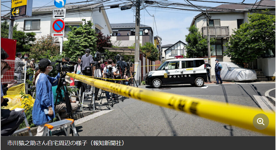 市川猿之助住家外拉起防線，更有數十家媒體守候。（翻攝自報知新聞）