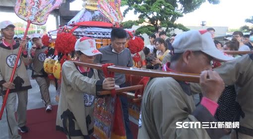 顏寬恒沿途壓駕，讓大甲媽遶境一路相當順利。