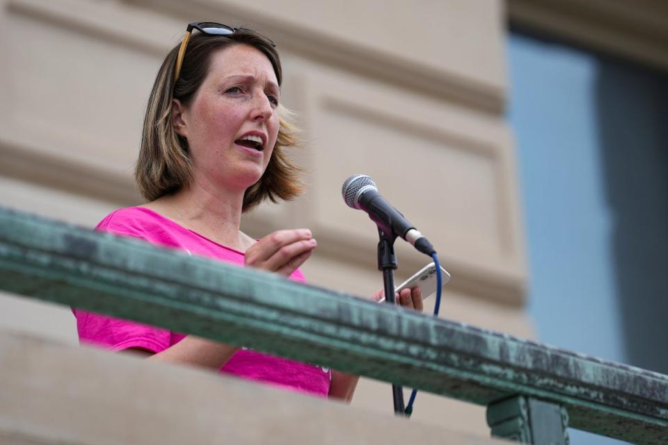 La Dra. Caitlin Bernard, proveedora de servicios de salud reproductiva, habla durante una manifestación por el derecho al aborto el 25 de junio de 2022, en el parlamento de Indiana en Indianápolis (AP)