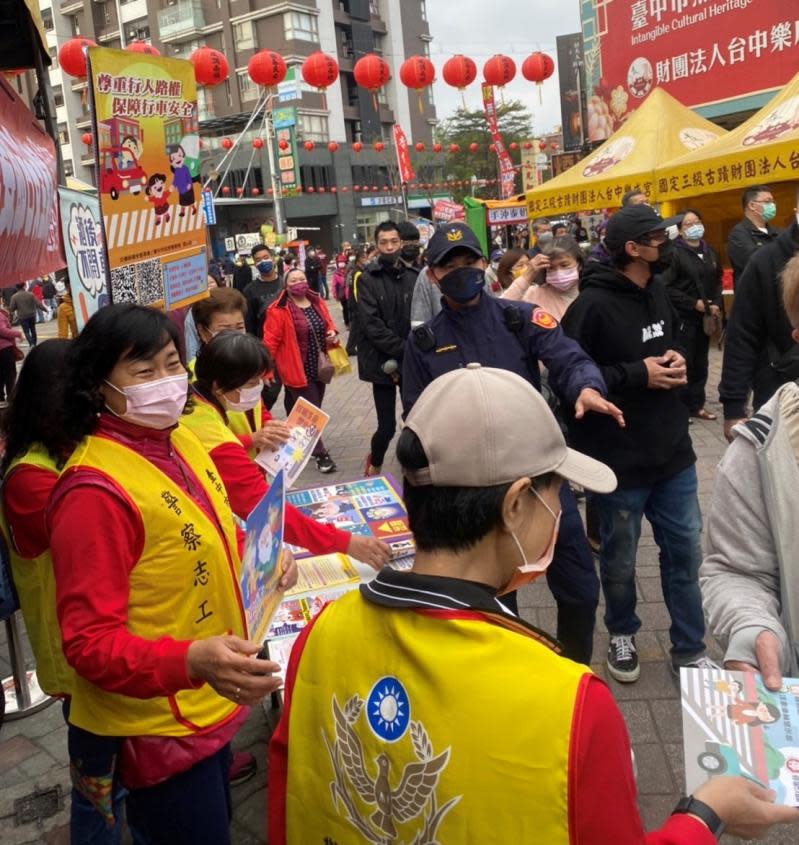 點燈祈福有警相伴　機動派出所入駐與民齊過年