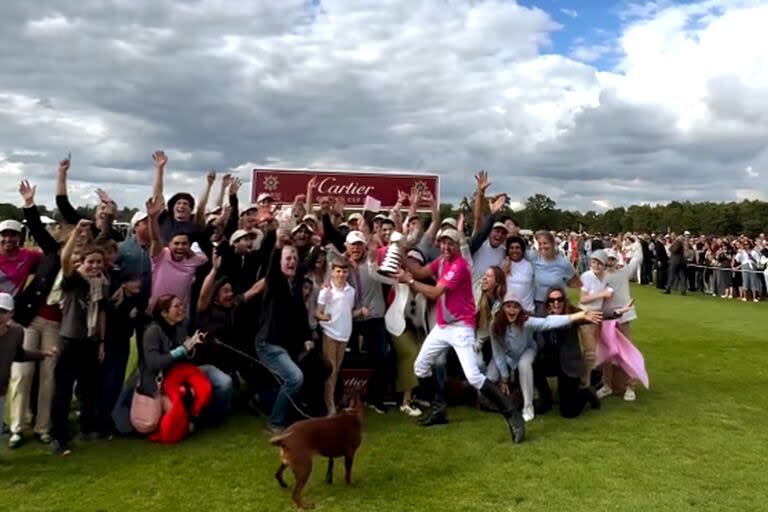 Talandracas es una fiesta: Polito Pieres con la Queen's Cup junto a sus compañeros, familiares, petiseros y allegados, tras un final electrizante