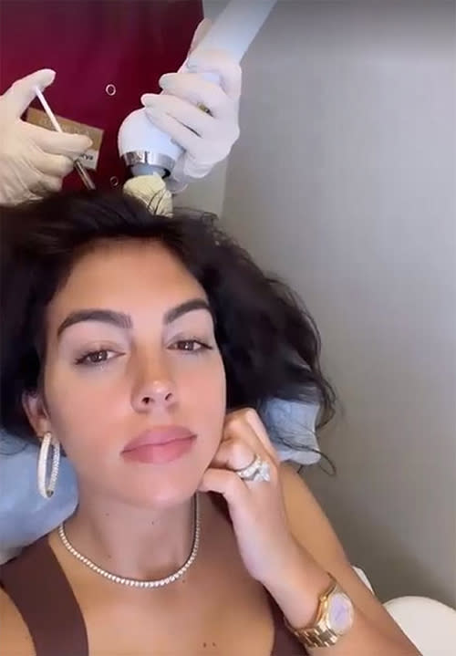 Georgina Rodriguez haciéndose un tratamiento en el pelo