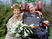 <p>1995 heiratete Hawking seine Pflegerin Elaine Mason. Die beiden bekamen zwei Söhne. 2006 wurde allerdings auch diese Ehe geschieden. Es wurde wiederholt davon berichtet, Mason habe ihren Mann misshandelt. (Bild: Reuters/Russell Boyce) </p>