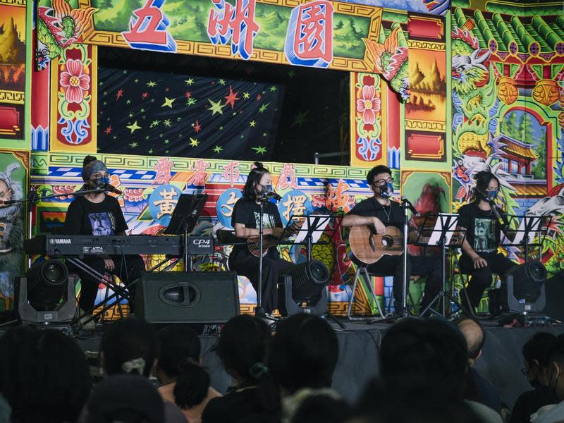 霹靂歌手風采輪（左起）、蔡佳瑩、賴富正、自從在閉幕活動上以Live Show形式輪番演唱劇中的經典歌曲。（霹靂國際多媒體提供）