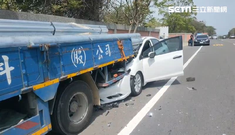 撞進貨車後車斗的白色轎車，前車身嚴重凹陷。(圖/翻攝畫面)