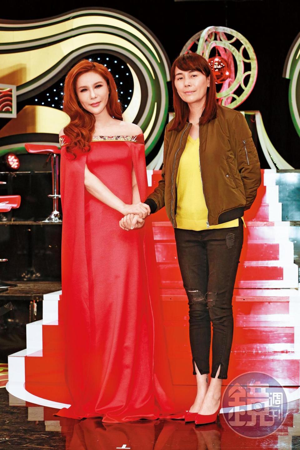 2016年，利菁（左）在陳婉若（右）的邀請下簽約伊林娛樂，瞬間成為眾多模特兒的超資深師妹。