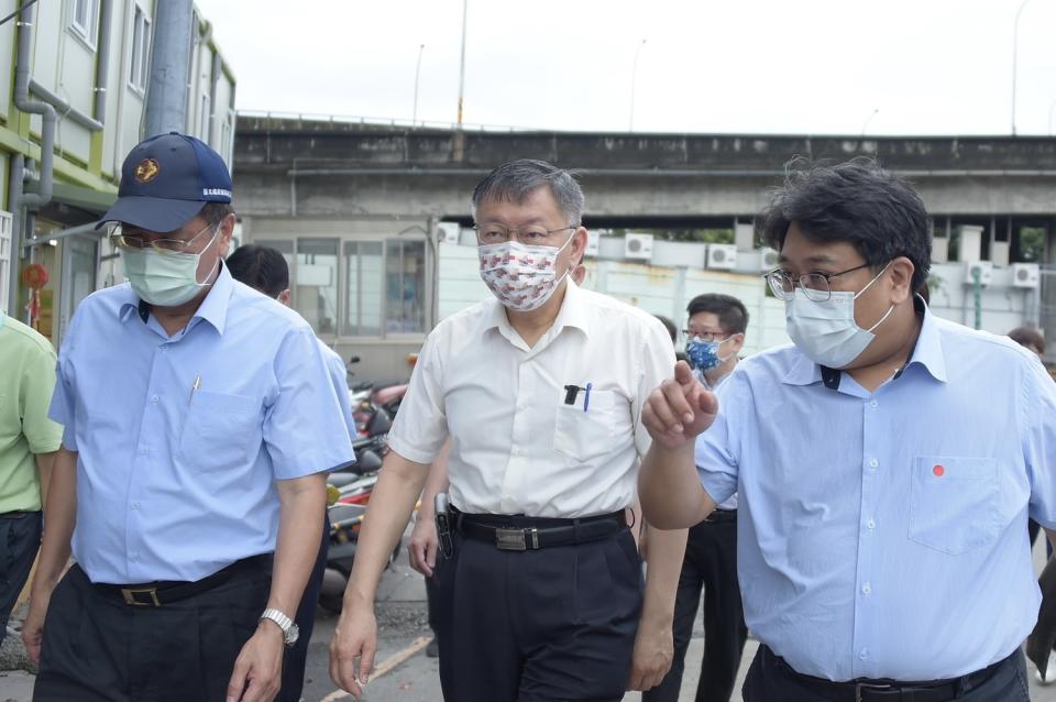 台北市長柯文哲（中）日前赴北農視察，董事長黃向群、總經理翁振炘陪同。   圖：台北市政府 / 料照片