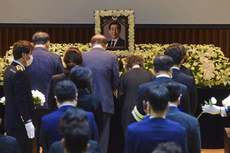 首爾市長朴元淳日前自殺身亡，他的告別式13日在爭議聲中舉行。（美聯社）