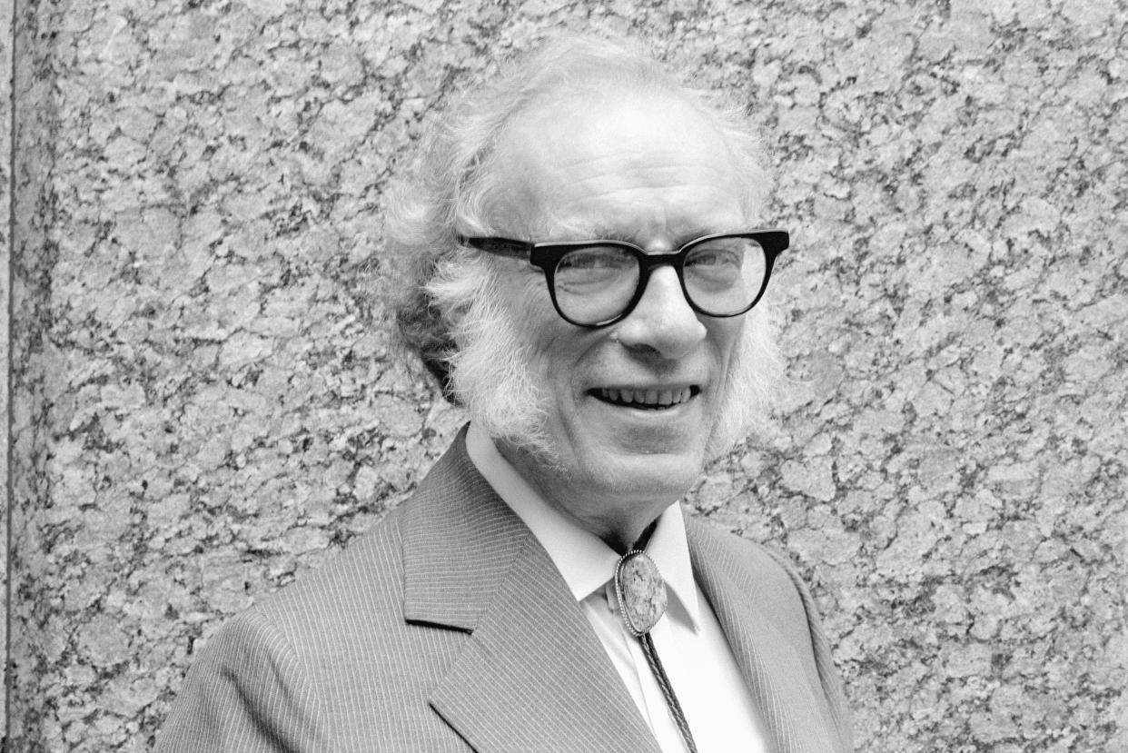 Isaac Asimov es recordado por sus obras de ciencia ficción pero también era un extraordinario divulgador científico. (Photo by © Alex Gotfryd/CORBIS/Corbis via Getty Images)