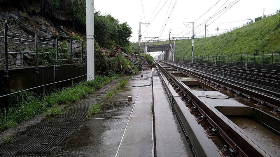 台灣高鐵苗栗路段7日受大雨影響邊坡落石滑動，造成苗栗至台中區間暫停雙向運轉。（台灣高鐵提供）