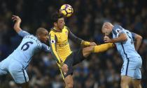 <p>Manchester City’s Fernando, left, and Manchester City’s Pablo Zabaleta, right, challenge Arsenal’s Mesut Ozil for the ball during the English Premier League soccer match between Manchester City and Arsenal at the Etihad Stadium in Manchester, England, Sunday, Dec. 18, 2016. (AP Photo/Dave Thompson) </p>